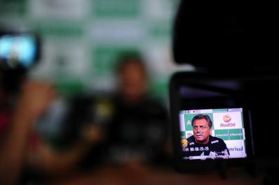  CAXIAS DO SUL, RS, BRASIL, 18/10/2018 - A equipe do juventude treinou na tarde desta quinta feira. O técnico Luiz Carlos Winck (NA FOTO), permitiu a presença da imprensa apenas no aquecimento do grupo. (Marcelo Casagrande/Agência RBS)