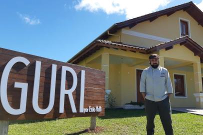 O restaurante GURI - Cozinha de Origem está chegando, manso como cusco de fazenda. É assim que o chef e empresário Enio Valli anuncia a chegada ao Vale dos Vinhedos com seu mais novo empreendimento gastronômico. A proposta é de levar a cozinha de fogos dos pampas do Rio Grande do Sul, Uruguai e Argentina para a paisagem da Região da Uva e do Vinho.