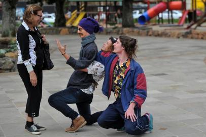  CANELA, RS, BRASIL 18/10/2018Entrevistamos alguns dos protagonistas do Festival de Bonecos de Canela, que este ano chega à 30ª edição neste fim de semana. Os jovens Igor Foss e Gabriel Orlandi criaram o boneco Lindomar Rocha, uma das principais atrações do festival. (Felipe Nyland/Agência RBS)