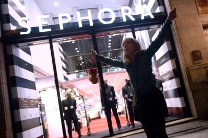 Consumidora reclama porque a maior loja de cosméticos francesa Sephora, na Champs-Elysees, em Paris, tem de fechar às 21h em razão de legislação que proíbe trabalho noturno. A fabricante de cosméticos francesa disse que vai recorrer da ordem judicial FRANCE, Paris : A customer complains after the flagship store of French cosmetics maker Sephora on the Champs-Elysees in Paris closed its doors at 9 pm for the first time on October 9, 2013 following a court order. French cosmetics maker Sephora has said it would appeal the court order to close its flagship Paris store by 9 pm after it became the latest casualty of a much-contested law banning late-night work. AFP PHOTO / LIONEL BONAVENTURE