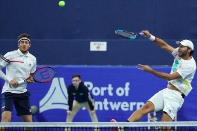  O caxiense Marcelo Demoliner está na final do ATP 250 da Antuérpia. Nesta sexta-feira, ele e o mexicano Santiago Gonzalez derrotaram os irmãos espanhóis Gerard e Marcel Granollers com parciais de 6/3 e 6/4. 