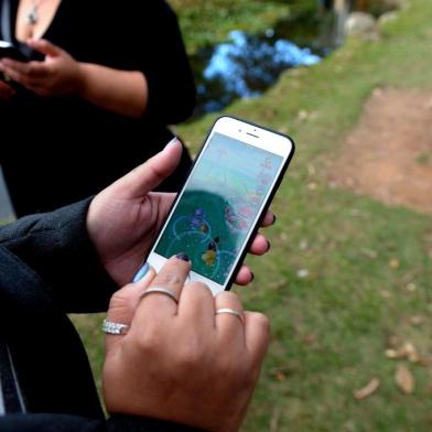  Redenção, perto da Estátua do Buda. Marquei no local às 14h. Título da Pauta: 1 ano de Pokémon Go - I  Assunto da Pauta: O app Pokémon Go está completando um ano ¿ e tem bastante gente que continua jogando ativamente. Vamos fotografar um grupo de amigas que todo fim de semana sai pra caçar os bichinhos virtuais. A ideia da pauta é mostrar que, mais do que jogar, as pessoas se unem também para  passear, conhecer a cidade e fazer novas amizades. Editoria/Caderno: Editoria SuaVida  Repórter: Guilherme Justino  Acompanha na Pauta Não  Ramal: 4716Observações: O contato é a Laura Maciel (9 8110 9590). Destacar ela e as amigas na foto, mas vale também mostrar que tem mais gente no local e fazer umas fotos gerais dos jogadores na Redenção. Favor descrever quem é a Laura, quem é a Renata e quem é a Letícia na legenda.  CREDITO / LUIZ ARMANDO VAZ /