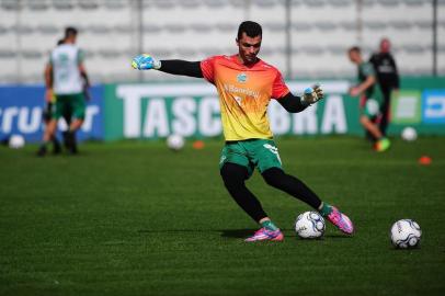  CAXIAS DO SUL, RS, BRASIL, 18/10/2018 - A equipe do juventude treinou na tarde desta quinta feira. O técnico Luiz Carlos Winck permitiu a presença da imprensa apenas no aquecimento do grupo.NA FOTO: goleiro Douglas. (Marcelo Casagrande/Agência RBS)