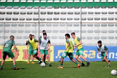  CAXIAS DO SUL, RS, BRASIL, 18/10/2018 - A equipe do juventude treinou na tarde desta quinta feira. O técnico Luiz Carlos Winck permitiu a presença da imprensa apenas no aquecimento do grupo. (Marcelo Casagrande/Agência RBS)