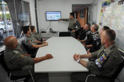  CAXIAS DO SUL, RS, BRASIL, 08/10/2018. Monitoramento de locais de crime e atuação estratégica dos PMs são apontados como fatores para a redução de assaltos em Caxias do Sul. Na foto, capitão Marcelo Constante orienta os brigadianos da 1ª Companhia. (Porthus Junior/Agência RBS)