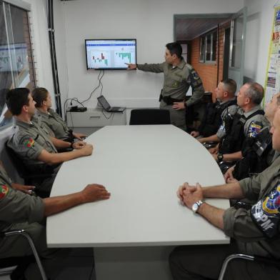  CAXIAS DO SUL, RS, BRASIL, 08/10/2018. Monitoramento de locais de crime e atuação estratégica dos PMs são apontados como fatores para a redução de assaltos em Caxias do Sul. Na foto, capitão Marcelo Constante orienta os brigadianos da 1ª Companhia. (Porthus Junior/Agência RBS)