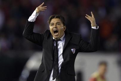 Argentinas River Plate coach Marcelo Gallardo gestures during the Copa Libertadores 2018 quarterfinals second leg football match against Argentinas Independiente at the Monumental stadium in Buenos Aires, Argentina, on October 2, 2018. / AFP PHOTO / JUAN MABROMATA