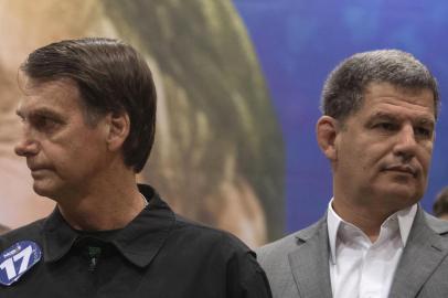  Brazils right-wing presidential candidate for the Social Liberal Party (PSL) Jair Bolsonaro (L) and President of the Social Liberal Party (PSL) Gustavo Bebianno Rocha (R) gesture during a press conference at Windsor Barra Hotel in Rio de Janeiro, Brazil on October 11, 2018. (Photo by Mauro Pimentel / AFP)Editoria: POLLocal: Rio de JaneiroIndexador: MAURO PIMENTELSecao: electionFonte: AFPFotógrafo: STF