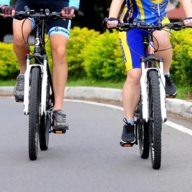  CAXIAS DO SUL, RS, BRASIL (30/01/2017). Adriano Antonio Susin e Adriana Simone de Castilhos  Susin, Ciclistas que irão curtir o Planeta Atlântida 2017. (Roni Rigon/Pioneiro).