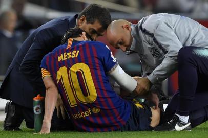  Barcelonas Argentinian forward Lionel Messi receives medical assistance during the Spanish league football match FC Barcelona against Sevilla FC at the Camp Nou stadium in Barcelona on October 20, 2018. (Photo by LLUIS GENE / AFP)Editoria: SPOLocal: BarcelonaIndexador: LLUIS GENESecao: soccerFonte: AFPFotógrafo: STF