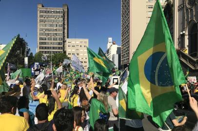 Manifestantes em ato pró-Jair Bolsonaro, em Caxias do Sul, na tarde de 21 de outubro. Concentração ocorreu na praça Dante Alighieri.