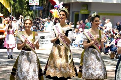 Soberanas da Festa da Uva participam de desfile da  34ª Oktoberfest, de Santa Cruz do Sul.