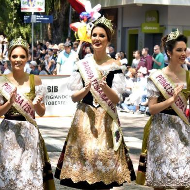 Soberanas da Festa da Uva participam de desfile da  34ª Oktoberfest, de Santa Cruz do Sul.