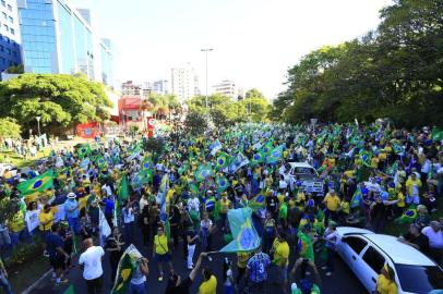  PORTO ALEGRE, RS, BRASIL, 21/10/2018 - Manifestantes do movimento Vem Pra Rua e de outras organizações convocam ato cotra o PT em várias cidades do país. Em Porto Alegre, ato acorre no Parcão.(FOTOGRAFO: MATEUS BRUXEL / AGENCIA RBS)