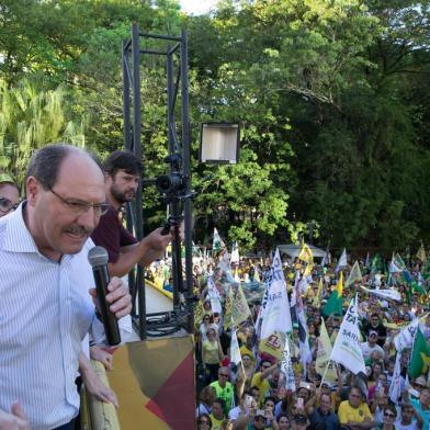 José Ivo Sartori participa de ato pró-Bolsonaro no Parcão. 