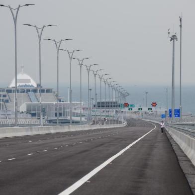 A general view shows of the East Artificial Island of the Hong Kong-Zhuhai-Macau Bridge (HKZM) in Hong Kong on October 19, 2018, five days ahead of its opening ceremony. - The worlds longest sea bridge, connecting Hong Kong, Macau and the Chinese mainland will open to traffic on October 24, 2018 officials said, after complaints about the secrecy surrounding the project. (Photo by Anthony WALLACE / AFP)