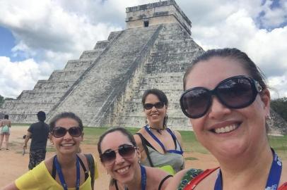 Chichén Itzá é considerada uma das sete maravilhas do mundo moderno pela Unesco. Esse sítio arqueológico dos povos maias é repleto de construções de previsão arquitetônica e de engenharia, Lá, chama atenção um campo que era usado pelos maias para seus juegos de pelota, um dos maiores da América. Encontram-se registros nas pedras do que acontecia com os times perdedores: todos tinham suas cabeças decapitadas!Viviane Stifft, Cinara Campos, Eda Schwartz e Juliana GraffEm setembro de 2018