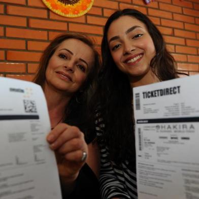 CAXIAS DO SUL, RS, BRASIL, 20/10/2018. Sandra Negrini, com a filha Sofia Negrini, mostram os ingressos para o show da cantora colombiana Shakira, que acontece na próxima terça-feira, em Porto Alegre . (Porthus Junior/Agência RBS)