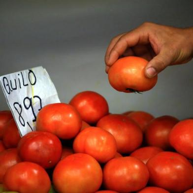  PORTO AELGRE -RS -BR - 22.10.2018Tomate volta a pesar no orçamento.Tomate Longa Vida 8,97  o kilo.FOTÓGRAFO: TADEU VILANI AGÊNCIARBS Editoria DG