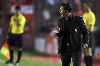 Argentina's River Plate coach Marcelo Gallardo gestures during a Copa Libertadores 2018 first leg quarterfinal football match against Argentina's Independiente at the Libertadores de America stadium in Buenos Aires, Argentina, on September 19, 2018. / AFP PHOTO / EITAN ABRAMOVICHMarcelo Gallardo, técnico do River Plate, na partida contra o Independiente, pelas quartas de final da Libertadores