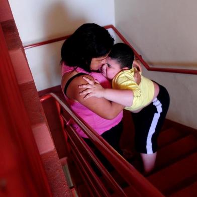  CAXIAS DO SUL, RS, BRASIL, 15/10/2018. Ana Paula Santos da Rosa, mãe de Arthur, luta pela troca de seu apartamento de segundo andar no loteamento Campos Da Serra I por um apartamento no térreo, devido à doença degenerativa de seu filho, a Síndrome de Duchenne. (Diogo Sallaberry/Agência RBS)