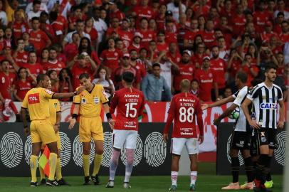  PORTO ALEGRE, RS, BRASIL - 22/10/2018 - Inter recebe o Santos no Beira-Rio pelo Brasileirão 2018.Indexador: Jeff Botega