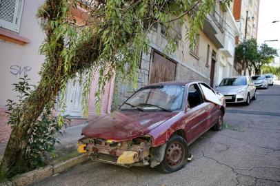  PORTO ALEGRE, RS, BRASIL, 18-04-2018: Veículos abandonados em ruas dos bairros Centro Histórico e Menino Deus, em Porto Alegre (FOTO FÉLIX ZUCCO/AGÊNCIA RBS, Editoria Porto Alegre).