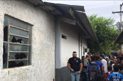  PORTO ALEGRE, RS, BRASIL, 23-10-2019. Vidros da 18ª Delegacia de Polícia foram depredados, no bairro Mário Quintana  . (EDUARDO PAGANELLA/AGÊNCIA RBS) 