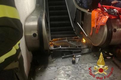 This handout picture taken and released by the Vigili del Fuoco, the Italian fire and rescue service, on October 23, 2018 shows the wreckage of an escalator after it jammed at the underground metro station Repubblica in Rome, injuring at least fifteen people. - Some fifteen people were injured, five seriously, including Russian supporters of CSKA Moscow on their way to attend the Champions League football match AS Rome vs CSKA Moscow, after a portion of an escalator got jammed at rush hour in the central metro station Repubblica of the Italian capital. (Photo by Handout / Vigili del Fuoco / AFP) / RESTRICTED TO EDITORIAL USE - MANDATORY CREDIT AFP PHOTO / HO / VIGILI DEL FUOCO - NO MARKETING NO ADVERTISING CAMPAIGNS - DISTRIBUTED AS A SERVICE TO CLIENTS