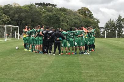 Jogadores do Juventude e comissão técnica rezam antes do início do treino no CT alviverde.