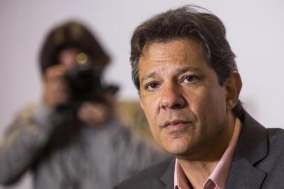  Brazilian presidential candidate for the Workers' Party (PT) Fernando Haddad, attends a press conference in Copacabana neighborhood, Rio de Janeiro, Brazil, on October 23, 2018. (Photo by Daniel RAMALHO / AFP)Editoria: POLLocal: Rio de JaneiroIndexador: DANIEL RAMALHOSecao: electionFonte: AFPFotógrafo: STR