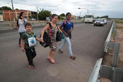  CACHOEIRINHA-RS- BRASIL- 23/10/2018- Moradores de Cachoeirinha do bairro Jardim Betânia,  pedem a construção de uma passarela na RS 118,  para que possam cruzar a estrada com segurança. Responsávies buscam as crianças na escola devido ao perigo na travessia.   FOTO FERNANDO GOMES/ DIÁRIO GAÚCHO.