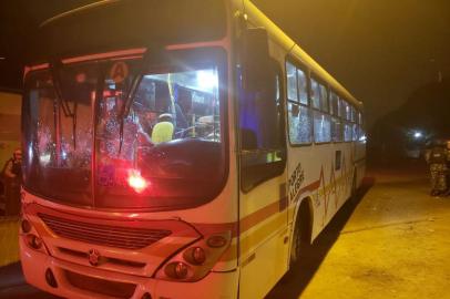  PORTO ALEGRE, RS, BRASIL, 23/10/2018. Manifestantes depredaram dois ônibus no bairro Mário Quintana, na noite desta terça-feira (23), em protesto contra suposta tentativa de rapto de crianças na região. Um dos coletivos atacados foi parado na Estrada Martim Félix Berta, teve o para-brisa quebrado e foi pichado. Foto: Divulgação/BM