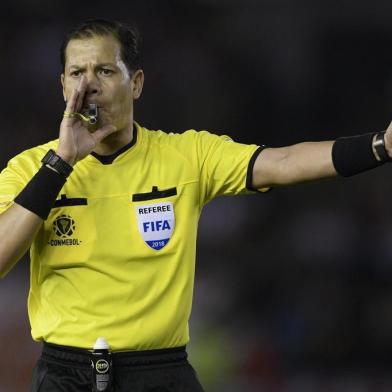  Peruvian referee Victor Carrillo gestures during the Copa Libertadores 2018 semifinal first leg football match between Argentinas River Plate and Brazils Gremio at the Monumental stadium in Buenos Aires, Argentina, on October 23, 2018. (Photo by JUAN MABROMATA / AFP)Editoria: SPOLocal: Buenos AiresIndexador: JUAN MABROMATASecao: soccerFonte: AFPFotógrafo: STF