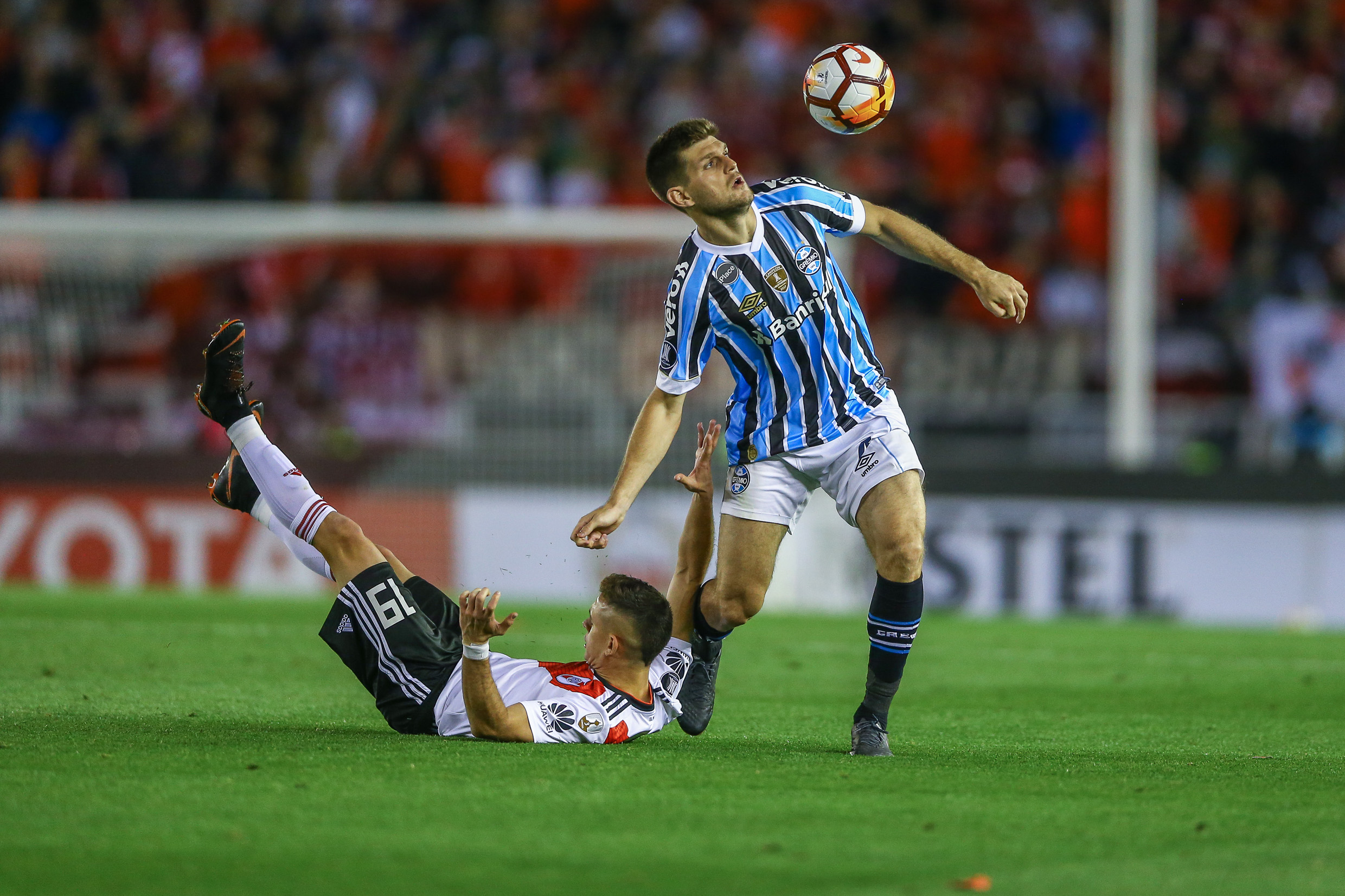 Wesley leva terceiro cartão amarelo e está fora da decisão contra o Grêmio  no Maracanã, wesley jogador do gremio 