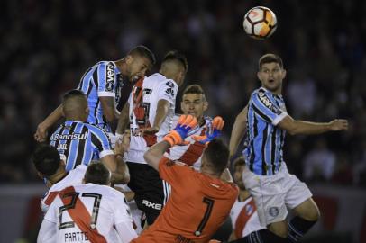  Brazils Gremio midfielder Michel (L back) heads the ball to scoring against Argentinas River Plate during the Copa Libertadores 2018 semifinal first leg football match  at the Monumental stadium in Buenos Aires, Argentina, on October 23, 2018. (Photo by JUAN MABROMATA / AFP)Editoria: SPOLocal: Buenos AiresIndexador: JUAN MABROMATASecao: soccerFonte: AFPFotógrafo: STF