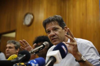 O candidato do PT à Presidência da República, Fernando Haddad, fala à imprensa em campanha do 2º turno das eleições, no Clube de Engenharia, no Rio de Janeiro, dia 19 de outubro.