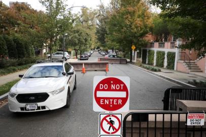 Suspicious Package Sent To Obamas House In Washington, D.C.WASHINGTON, DC - OCTOBER 24: A U.S. Secret Service Uniform Division vehicle stands watch at the end of the block where former President Barack Obama and his family live and where an explosive device was sent October 24, 2018 in Washington, DC. The Secret Service said it intercepted the explosive device sent to the Obamas and a similar one that was also sent to former Secretary of State Hillary Clinton and her husband former President Bill Clinton. Another similar explosive device was sent to CNNs offices in New York as well as one sent to billionaire philanthropist George Soros on Monday.   Chip Somodevilla/Getty Images/AFPEditoria: POLLocal: WashingtonIndexador: CHIP SOMODEVILLAFonte: GETTY IMAGES NORTH AMERICAFotógrafo: STF