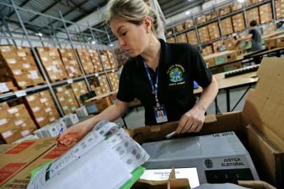  PORTO ALEGRE, RS, BRASIL, 24/10/2018 - O TRE realizará a veriricação das urnas que serão enviadas aos locais de votação neste final de semana. (FOTOGRAFO: JÚLIO CORDEIRO / AGENCIA RBS)