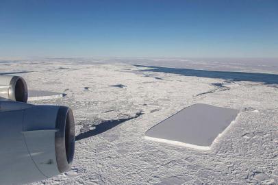 A Agência Aeroespacial dos Estados Unidos (Nasa) compartilhou nas redes sociais a fotografia de um iceberg plano e retangular, com superfície lisa e bordas retas, semelhante a uma tábua. O registro foi realizado quando o item flutuava na Península Antártica e  foi divulgado na última quarta-feira (17).