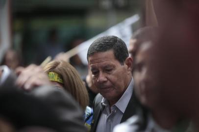  SÃO LEOPOLDO, RS, BRASIL, 24-10-2018. Candidato a vice-presidente, General Mourão, participa de caminhada em no centro de São Leopoldo. (ANDRÉ ÁVILA/AGÊNCIA RBS)