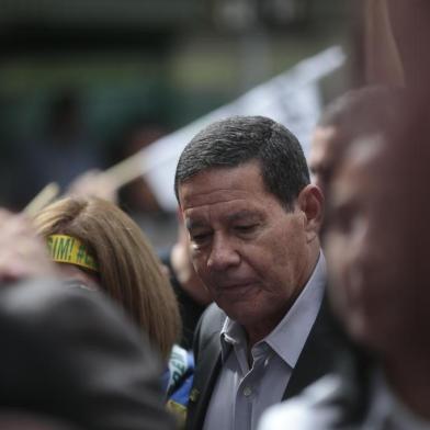  SÃO LEOPOLDO, RS, BRASIL, 24-10-2018. Candidato a vice-presidente, General Mourão, participa de caminhada em no centro de São Leopoldo. (ANDRÉ ÁVILA/AGÊNCIA RBS)