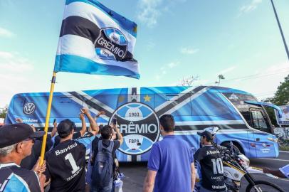  PORTO ALEGRE, RS, BRASIL, 24-10-2018. Torcedores do Grêmio recebem delegação do Grêmio no Aeroporto Salgado Filho, após vitória de 1 a 0 sobre o River Plate em Buenos Aires pela Libertadores. (ISADORA NEUMANN/AGÊNCIA RBS)