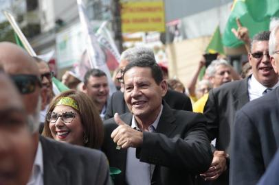  SÃO LEOPOLDO, RS, BRASIL, 24-10-2018. Candidato a vice-presidente, General Mourão, participa de caminhada em no centro de São Leopoldo. (ANDRÉ ÁVILA/AGÊNCIA RBS)