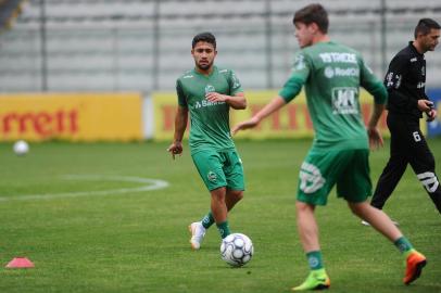  CAXIAS DO SUL, RS, BRASIL, 24/10/2018. Treino do Juventude no estádio Alfredo Jaconi. O Juventude está na Série B do Campeonato Brasileiro e joga contra o Sampaio Correa nesta sexta-feira 26/10, tentando afastar o fantasma do rebaixamento. Na foto, atacante Hugo Sanches (E). (Porthus Junior/Agência RBS)