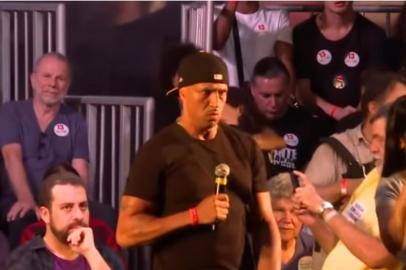 Mano Brown em comício de Fernando Haddad (PT), no Rio de Janeiro