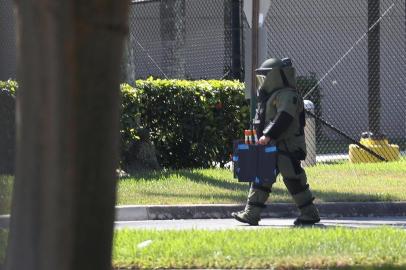 Suspicious Package Found At FL Office Of Democratic Rep. Debbie Wasserman-SchultzSUNRISE, FL - OCTOBER 24: A member of the Broward Sheriffs Office bomb squad is seen as he investigates a suspicious package in the building where Rep. Debbie Wasserman Schultz (D-FL) has an office on October 24, 2018 in Sunrise, Florida. The Secret Service said it intercepted an explosive device sent to former President Barack Obama and a similar one that was also sent to former Secretary of State Hillary Clinton and her husband former President Bill Clinton. Another similar explosive device was sent to CNNs offices in New York as well as one sent to billionaire philanthropist George Soros on Monday.   Joe Raedle/Getty Images/AFPEditoria: CLJLocal: SunriseIndexador: JOE RAEDLEFonte: GETTY IMAGES NORTH AMERICAFotógrafo: STF