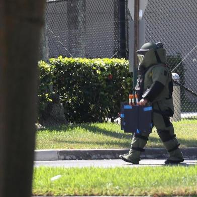 Suspicious Package Found At FL Office Of Democratic Rep. Debbie Wasserman-SchultzSUNRISE, FL - OCTOBER 24: A member of the Broward Sheriffs Office bomb squad is seen as he investigates a suspicious package in the building where Rep. Debbie Wasserman Schultz (D-FL) has an office on October 24, 2018 in Sunrise, Florida. The Secret Service said it intercepted an explosive device sent to former President Barack Obama and a similar one that was also sent to former Secretary of State Hillary Clinton and her husband former President Bill Clinton. Another similar explosive device was sent to CNNs offices in New York as well as one sent to billionaire philanthropist George Soros on Monday.   Joe Raedle/Getty Images/AFPEditoria: CLJLocal: SunriseIndexador: JOE RAEDLEFonte: GETTY IMAGES NORTH AMERICAFotógrafo: STF