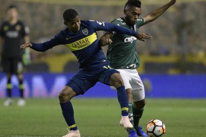 Argentinas Boca Juniors midfielder Wilmar Barrios (L) vies for the ball with Brazils Palmeiras forward Miguel Borja during their Copa Libertadores 2018 first leg semifinal football match at the Bombonera stadium in Buenos Aires, Argentina, on October 24, 2018. (Photo by JUAN MABROMATA / AFP)