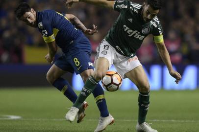 Brazil's Palmeiras midfielder Bruno Henrique (R) vies for the ball with Argentina's Boca Juniors forward Mauro Zarate during their Copa Libertadores 2018 first leg semifinal football match at the "Bombonera" stadium in Buenos Aires, Argentina, on October 24, 2018. (Photo by JUAN MABROMATA / AFP)